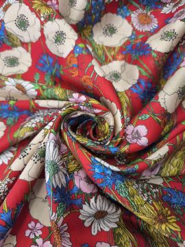 Плательная GUCCI молочные маки и цветы на красном фоне
